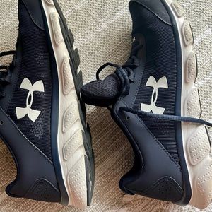 Mens Navy UnderArmor athletic shoes size 11.5